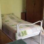 Cameretta gialla con letto singolo collegata alla matrimoniale Acqua sorgiva